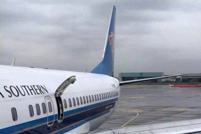 Пассажиры самолета открыли аварийный выход и выпрыгнули из него на ходу: детали курьез