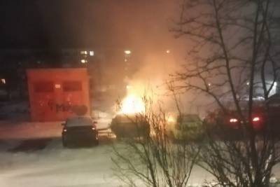 Фото: ночью 23 декабря в городе Волосово сгорел автомобиль