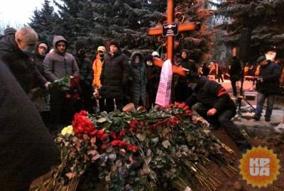 Похороны Геннадия Кернеса: люди стояли на чужих могилах, а за оградой запустили фейерверк