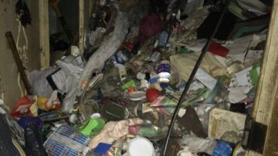 Петербурженку спасли из мусорного плена в собственной квартире