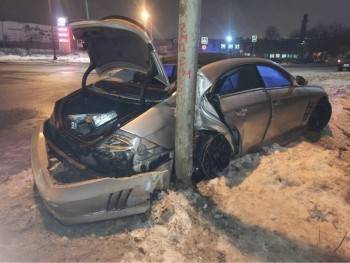Водитель без прав повредил фонарный столб в Череповце