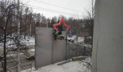 В Уфе начали устанавливать нашумевший шестиметровый забор напротив парка Победы