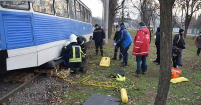 В Николаеве трамвай сбил пенсионера: доставать его пришлось спасателям
