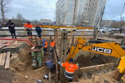 В Твери рабочие выкопали четырехметровую яму в поисках протечки