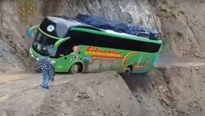 Автобус с туристами чуть не свалился с обрыва: видео