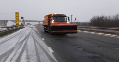 В Одесской области выпал снег: коммунальщики обрабатывают дорогу (видео)