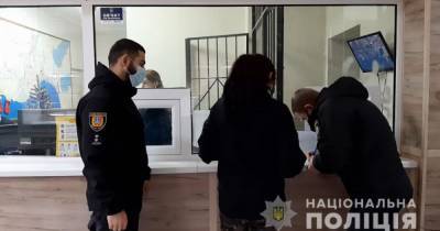 В Одессе задержали девушку, которая на Дерибасовской ударила ножом прохожего: видео