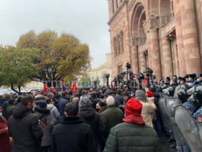 Армянская оппозиция возьмёт в окружение здание правительства в Ереване