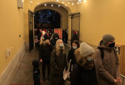 Жители Петербурга устроили ажиотаж на гигантской горке в Никольских рядах