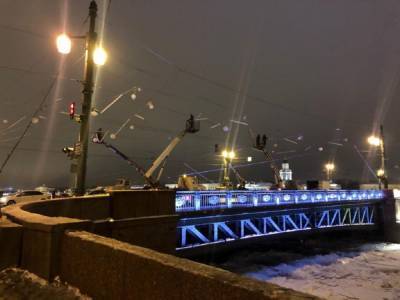 Дворцовый мост в Петербурге украсили а-ля «северное сияние»