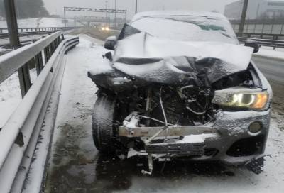 Жертвами снегопада на КАД стали BMW и резко затормозивший Ford