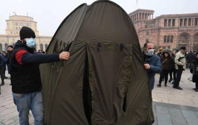 Разбили палатки. Армения бастует против премьера