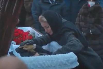 Вдова Геннадия Кернеса показала грустное и торжественное видео с похорон мэра Харькова: Спи, мой хороший