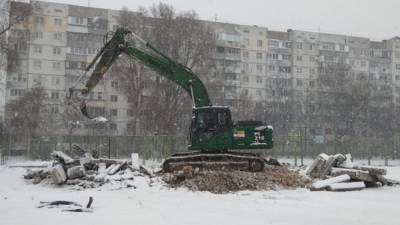 В Киеве на территории школы снесли разваленное здание: его назвали "наркопритон"