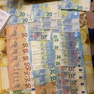 В Киеве поймали членов банды, которые продавали поддельные гривни и доллары. Фото