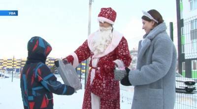В Уфе детей поздравили Дед Мороз и Снегурочка из Росгвардии