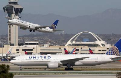 В США двое пассажиров выпрыгнули из самолета во время движения к взлетной полосе