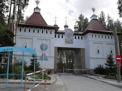 В Среднеуральский монастырь, захваченный экс-схиигуменом Сергием, приехали вооруженные приставы