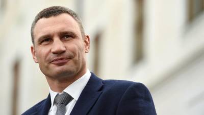 Виталий Кличко сделал селфи с поклонницей на похоронах мэра Харькова