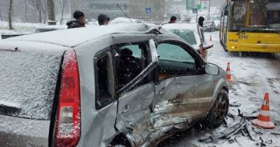 64 травмированных и 13 погибших: из-за снега на дорогах Украины произошло свыше тысячи ДТП
