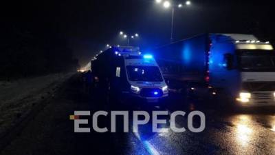 В Киеве произошло двойное ДТП: одного из водителей зажало в кабине авто