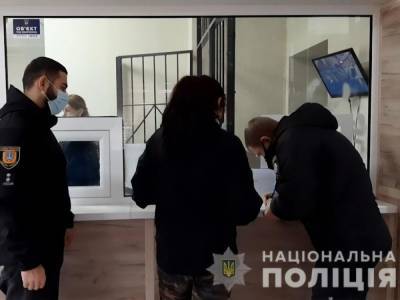 В центре Одессы 19-летняя с ножом напала на незнакомца. Женщина была недовольна просьбой воспользоваться ее телефоном – полиция
