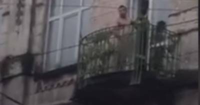 В центре Львова голый мужчина на балконе мастурбировал на глазах у прохожих (видео 18+)