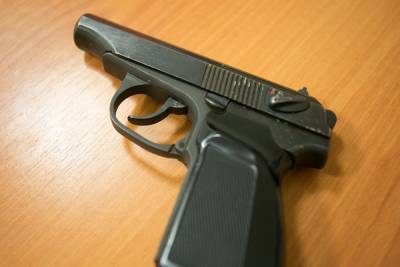 В Москве неизвестный мужчина устроил стрельбу из пистолета, пострадала девушка