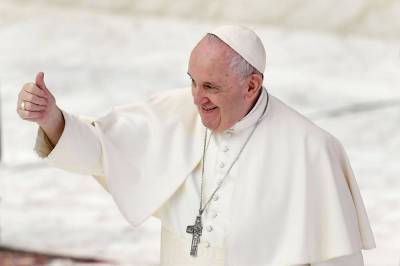 Папа Римский снова "наградил" лайком в Instagram откровенное фото модели