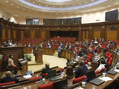Парламент Армении отказался отменять военное положение в стране