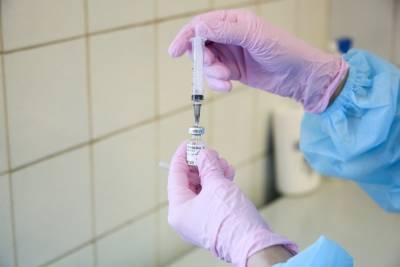 Почти 1300 человек привили от коронавируса в Новосибирской области