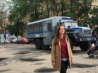 Соратнице Соболь дали арест после задержания у дома предполагаемого отравителя Навального