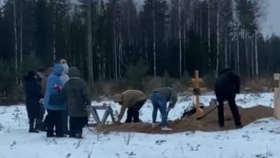 В Карелии семье пришлось самостоятельно копать могилу на кладбище