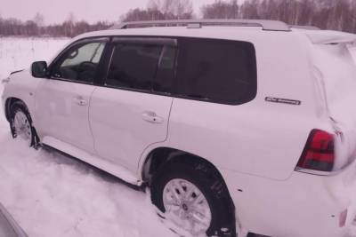 Полиция расстреляла колеса машины угонщиков из Омска в Новосибирской области