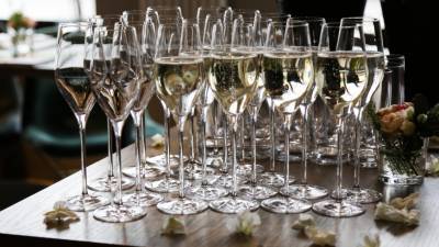 Диетологи порекомендовали пить в новогоднюю ночь сухое шампанское