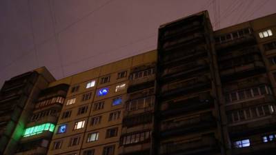 Школьник выпал с восьмого этажа в Новгороде и выжил