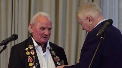 В Париже медаль «75 лет Победы в Великой Отечественной войне» вручили ветерану Владимиру Располыхину