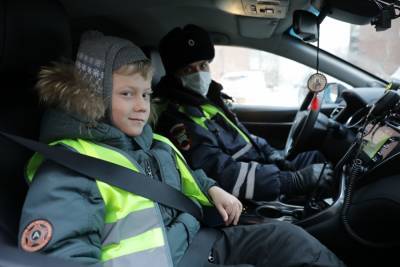 Сотрудники ГИБДД исполнили мечту 7-летнего петербуржца, попавшую на «Елку желаний»