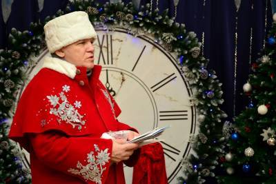 Посланник Деда Мороза вручает подарки сахалинским детям