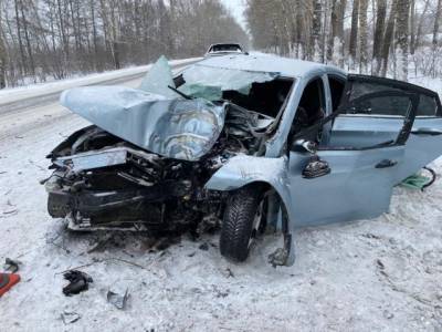 В Кемерове Hyundai врезался в дерево — госпитализированы две девушки