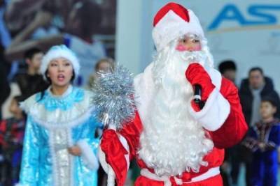 В Алма-Ате Деду Морозу и Снегурочке запретили ходить по домам
