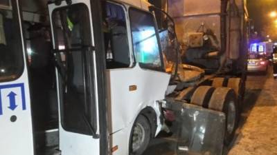 В Екатеринбурге в ДТП с автобусом и грузовиком пострадали 12 человек