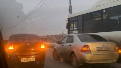 В Тюмени на Алебашевском мосту столкнулись иномарка и автобус