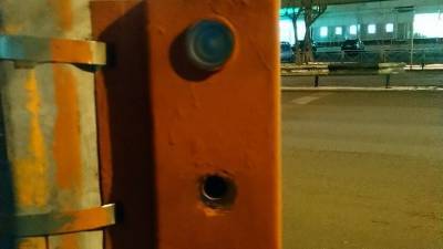 В Тюмени на улице Пермякова не работает кнопка вызова зеленого сигнала светофора