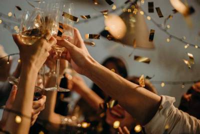 В преддверии Нового года диетологи назвали менее калорийное шампанское