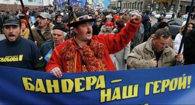 Украинские депутаты призвали Зеленского вернуть Бандере звание Героя Украины