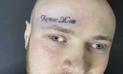 "Кернес жив": Житель Харькова набил тату на лице в честь умершего мэра