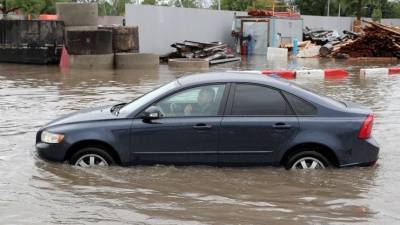 Последствия вызванного ливнем потопа устраняют в Махачкале
