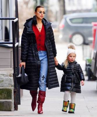 Double dressing: Ирина Шейк с дочкой выбирают одинаковые стеганые пуховики