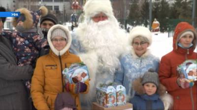 «Новогоднее чудо»: в Уфе поздравили 18 детей из двух многодетных семей